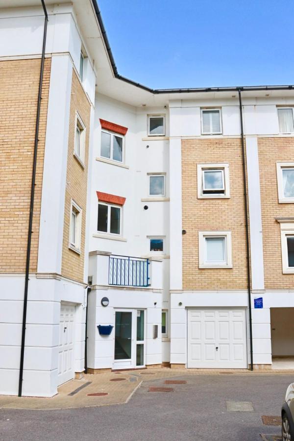 Апартаменты Marina Living With Parking, Balcony, Quiet And Secure Брайтонн Экстерьер фото