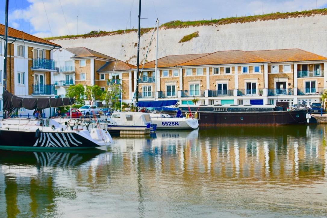 Апартаменты Marina Living With Parking, Balcony, Quiet And Secure Брайтонн Экстерьер фото